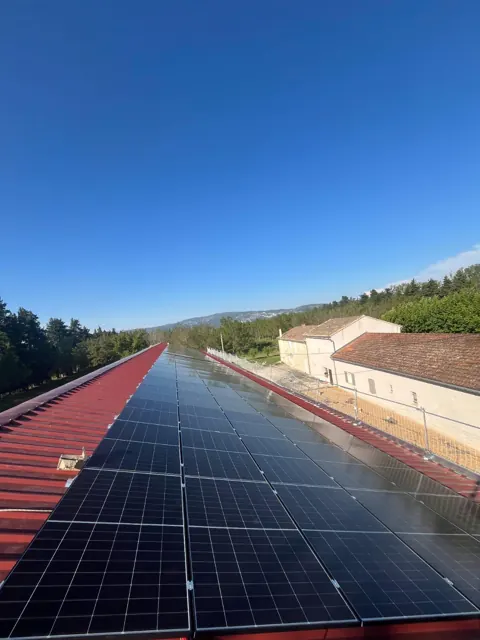 Centrale photovoltaïque sur toiture bac acier