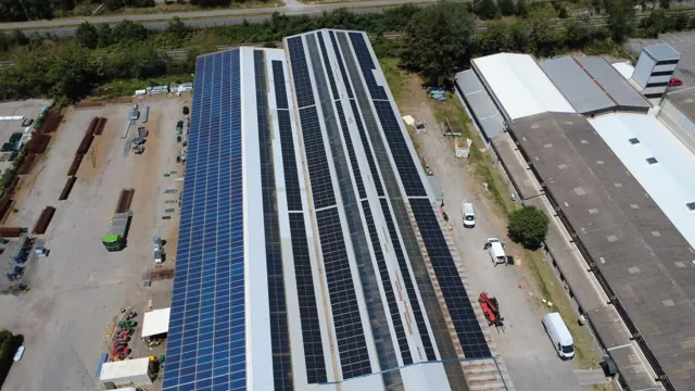 Vue drone d’une centrale photovoltaïque sur toiture industrielle
