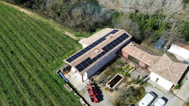 Centrale solaire sur bâtiment agricole au milieu des vignes