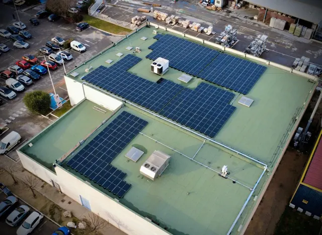 Centrale solaire sur toiture terrasse d’un bâtiment commercial