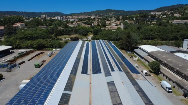 Grande toiture photovoltaïque en zone d’activité