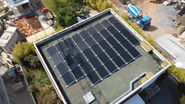 Installation solaire sur toit plat de maison contemporaine