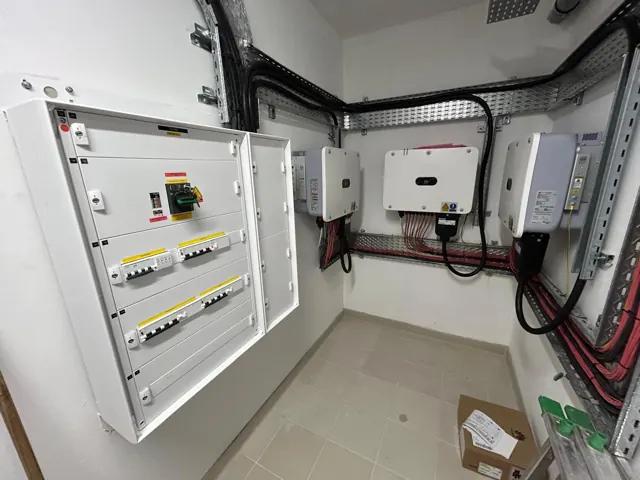 Local technique avec onduleurs et tableau de protections photovoltaïques