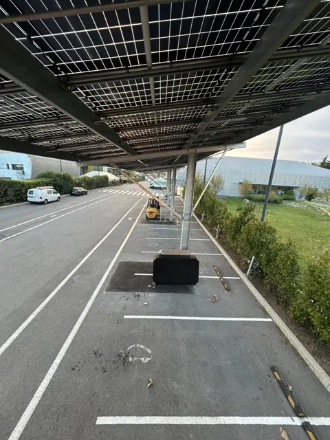 Vue sous une ombrière photovoltaïque terminée