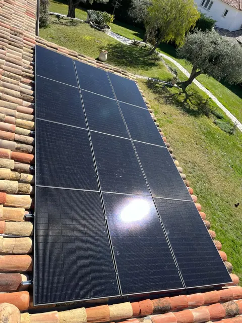 Rangée de panneaux solaires full black sur toiture en tuiles