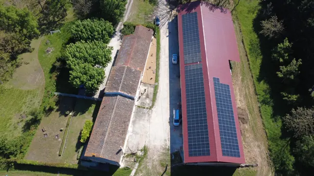 Panneaux solaires sur hangar agricole