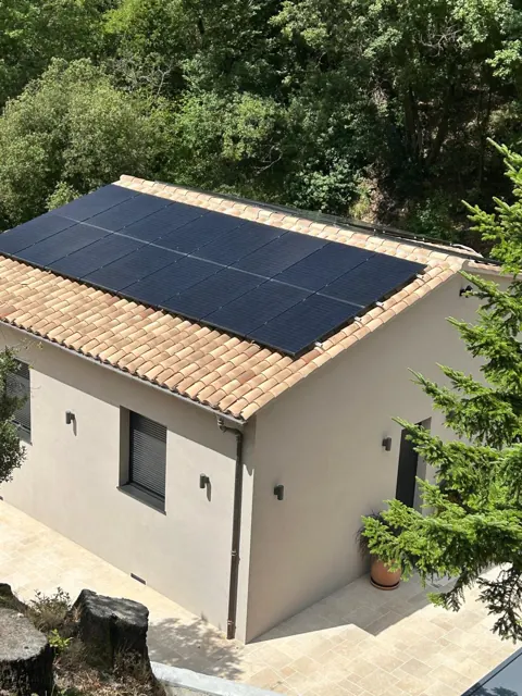 Panneaux solaires full black sur maison neuve