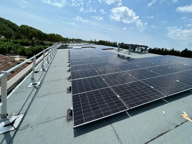 Panneaux solaires sur toit terrasse