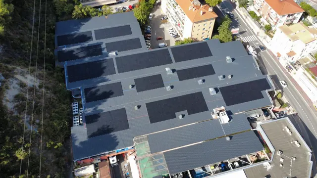 Panneaux photovoltaïques sur toiture terrasse en ville