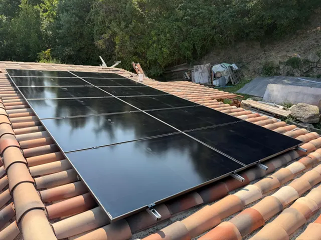 Panneaux solaires posés sur tuiles canal provençales
