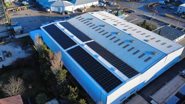 Vue drone de panneaux photovoltaïques sur entrepôt